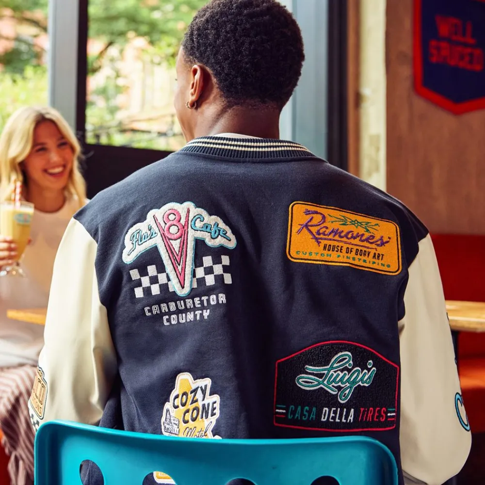 Online Disney Store Blouson Café V8 de Flo style universitaire pour adultes, Disney Pixar Cars
