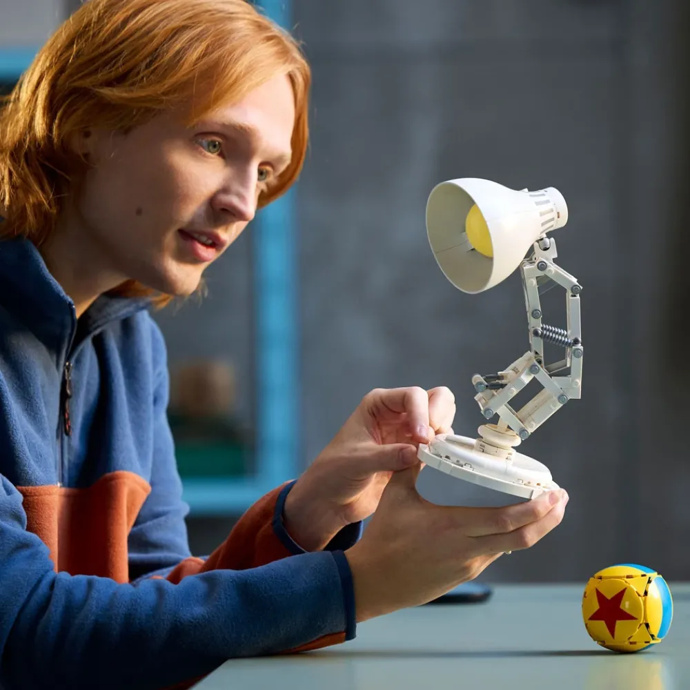 Discount Disney Store LEGO Ideas ǀ Disney Pixar Luxo Jr. 21357